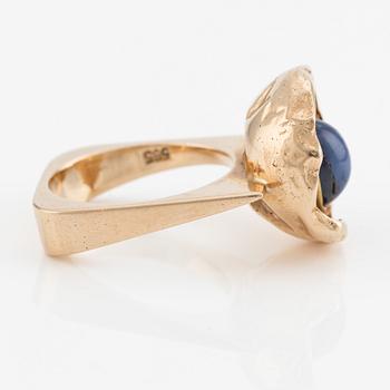 Ring in 14K gold with a cabochon-cut sapphire.