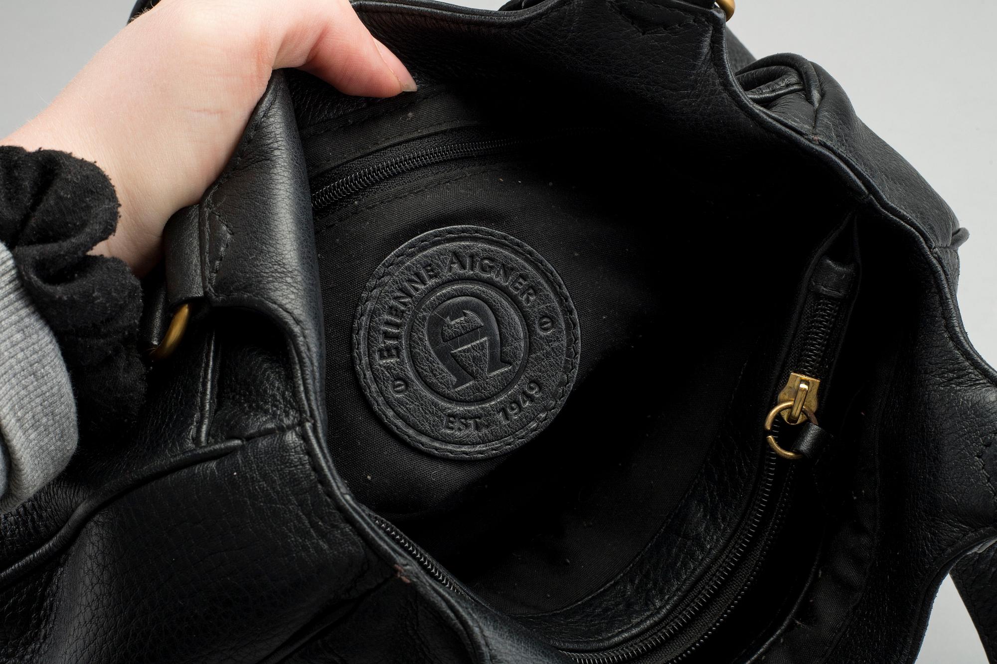 A purse from Etienne Aigner in black leather. Bukowskis