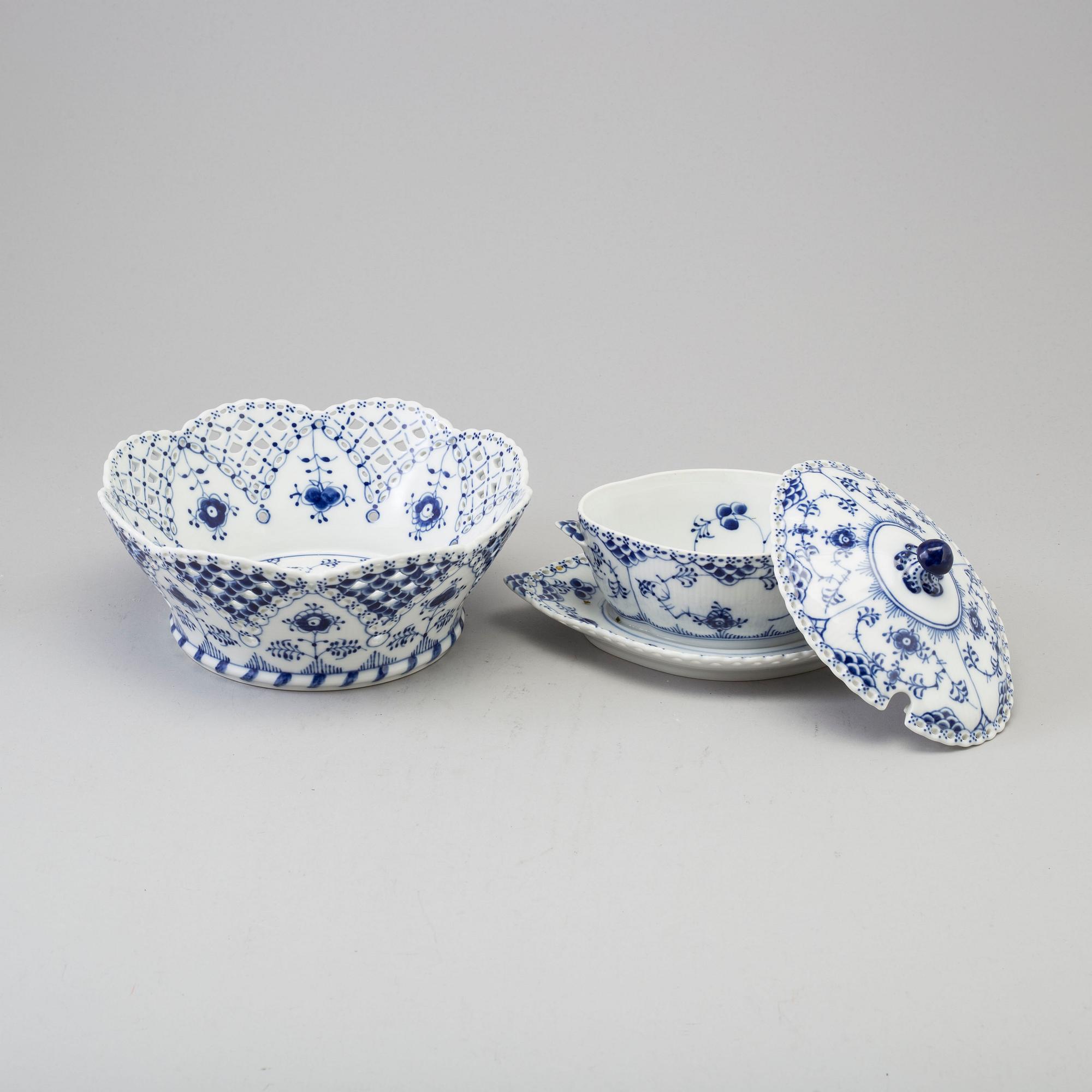 A 63 pcs porcelain service, 'Musselmalet', Helblond, Royal Copenhagen, Denmark, second half of the 20th century.