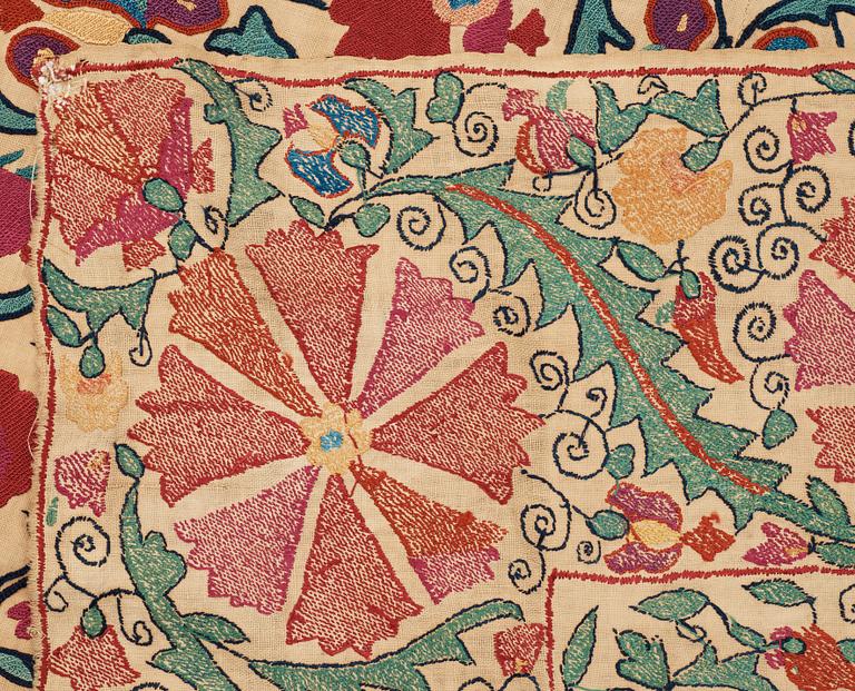 ANTIQUE UZBEK SUZANI EMBROIDERY. 163 x 122,5 cm.