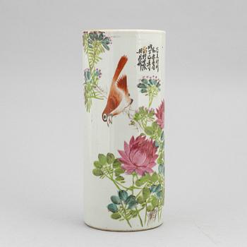 A Chinese porcelain vase, first half of the 20th century.