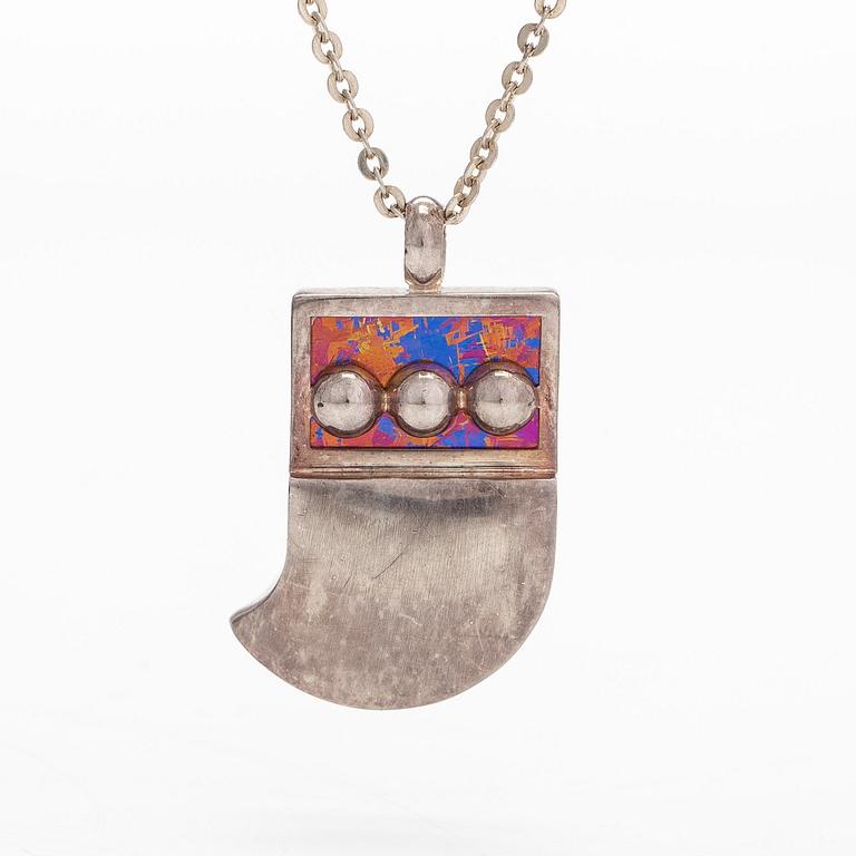 Nanny Still, halsband, sterlingsilver och titan. Kultakeskus, Tavastehus 1976.