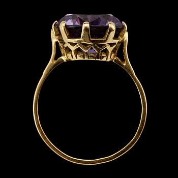 RING, 18k guld med fasettslipad spinell, 1900-talets senare hälft. Vikt 5 g.