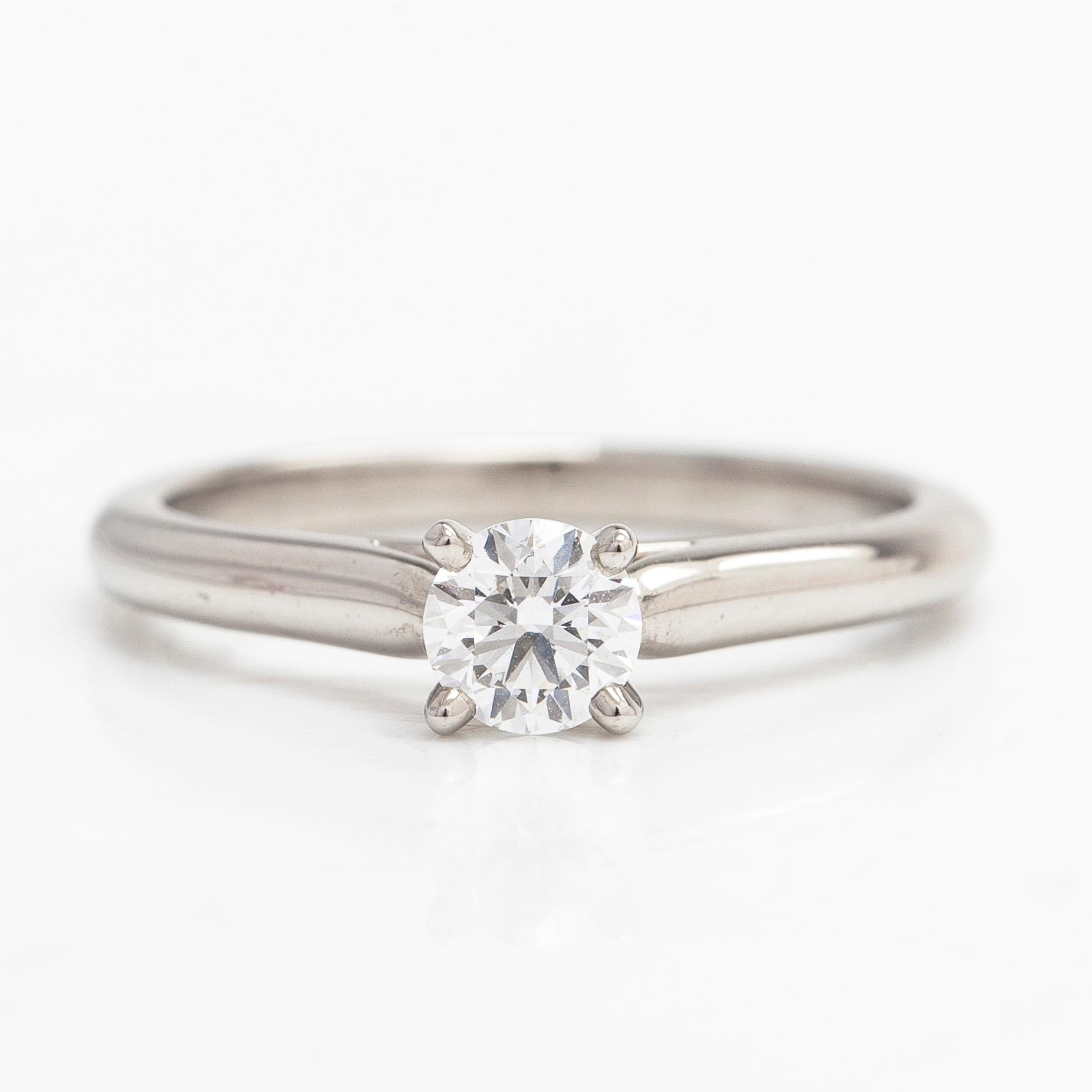 Cartier, ring, solitär, platina med en diamant ca 0.30 ct enligt gravyr.