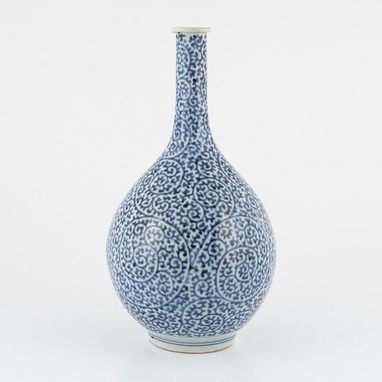 A blue and white Japanese vase, Edo period (1666-1868).