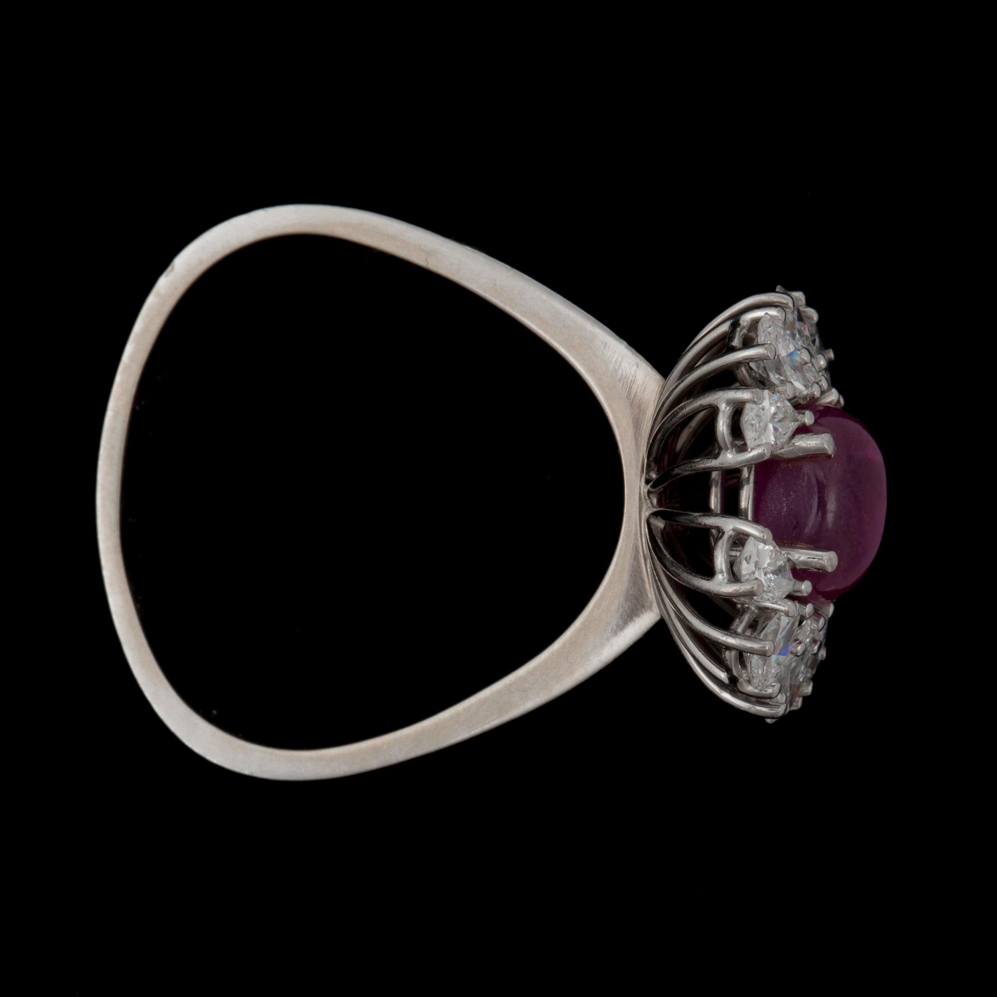 RING, Georg Jensen, med cabochonslipad obehandlad rubin med droppslipade diamanter totalt ca 1.30 ct.