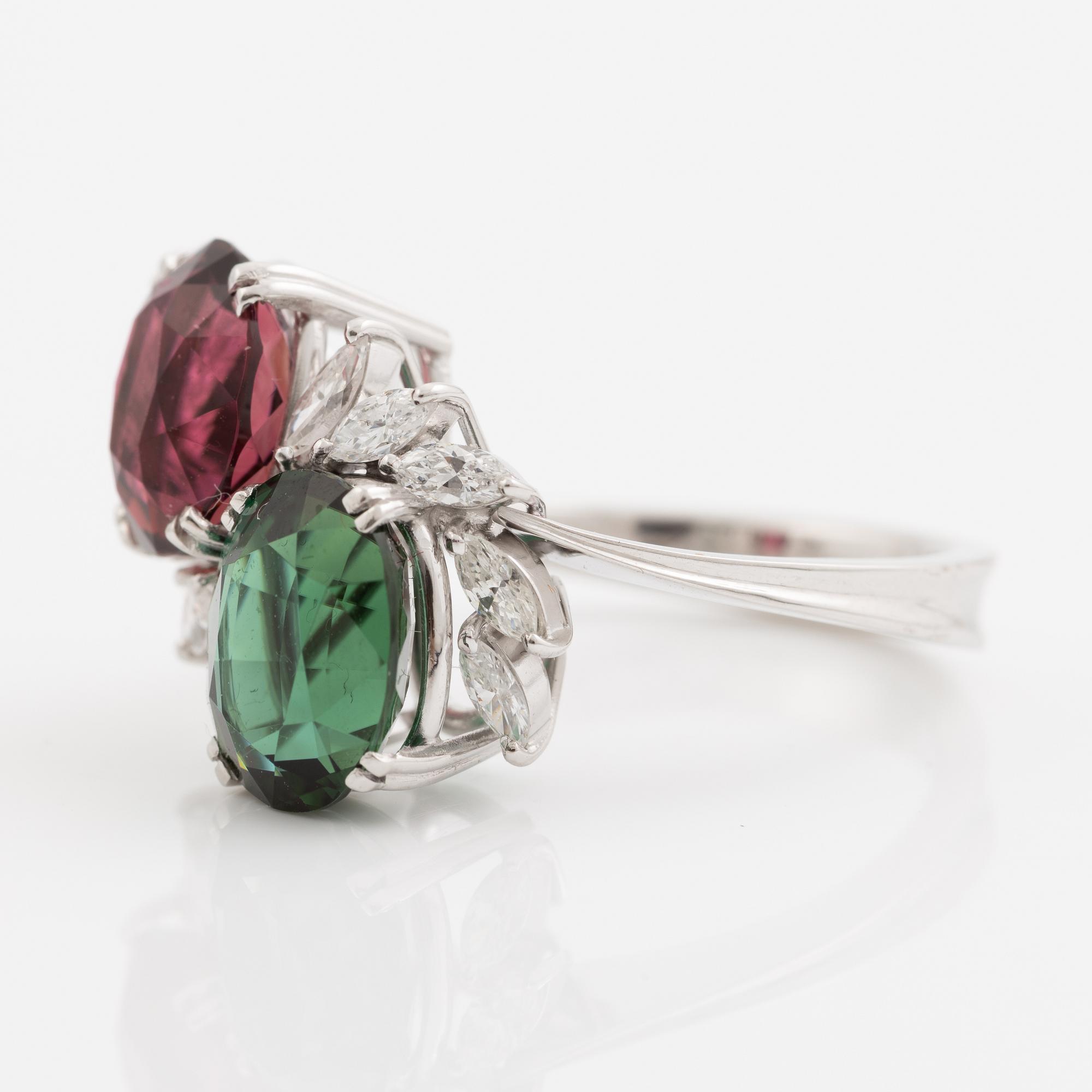 Ring, platina med grön och rosa turmalin och navettslipade diamanter.