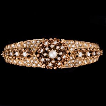 ARMSMYCKE, 8K guld, pärla, rosenslipade diamanter totalt ca 1,90 ct. Vikt ca 36 g.