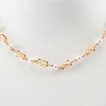 Necklace 18K gold with cultured pearls.