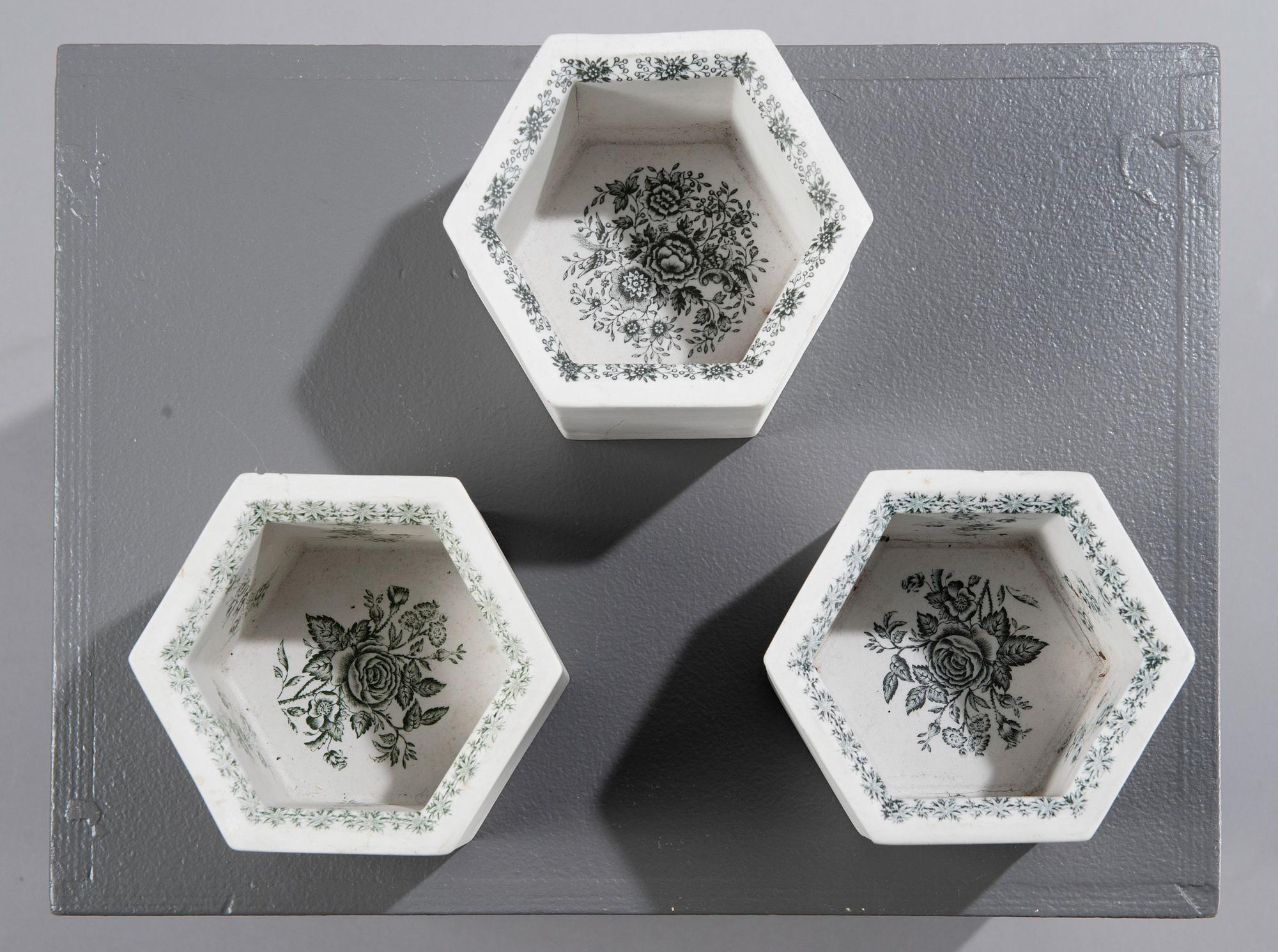 Rut Bryk, HEXAGON-TIILET, 3 KPL.