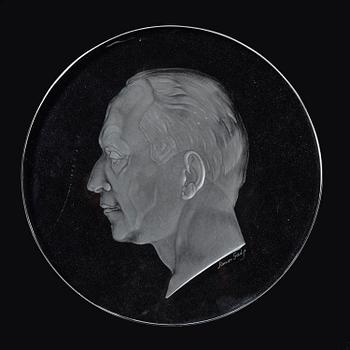 Simon Gate, an engraved glass portrait plaque, Orrefors ca. 1935.