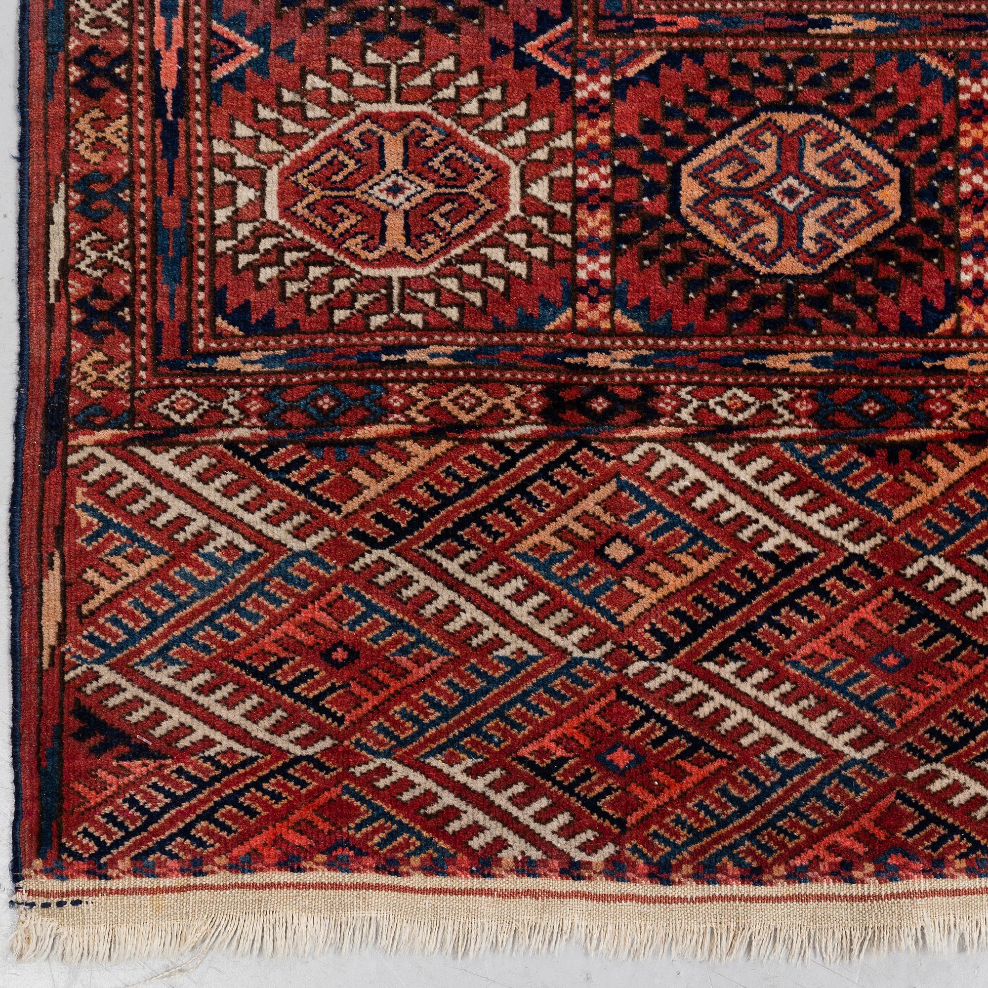 A CARPET, semi-antique Tekke Turkmen, ca 346 x 219 cm.