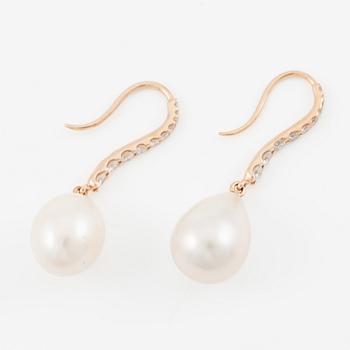 Örhängen 18K guld med odlade pärlor och briljantslipade diamanter.