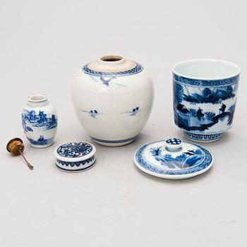 A set of six porcelain Chinese objects.