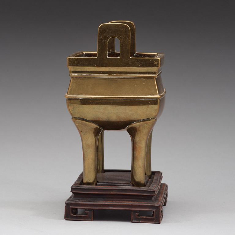 A polished bronze censer, late Qing dynasty (1644-1912).