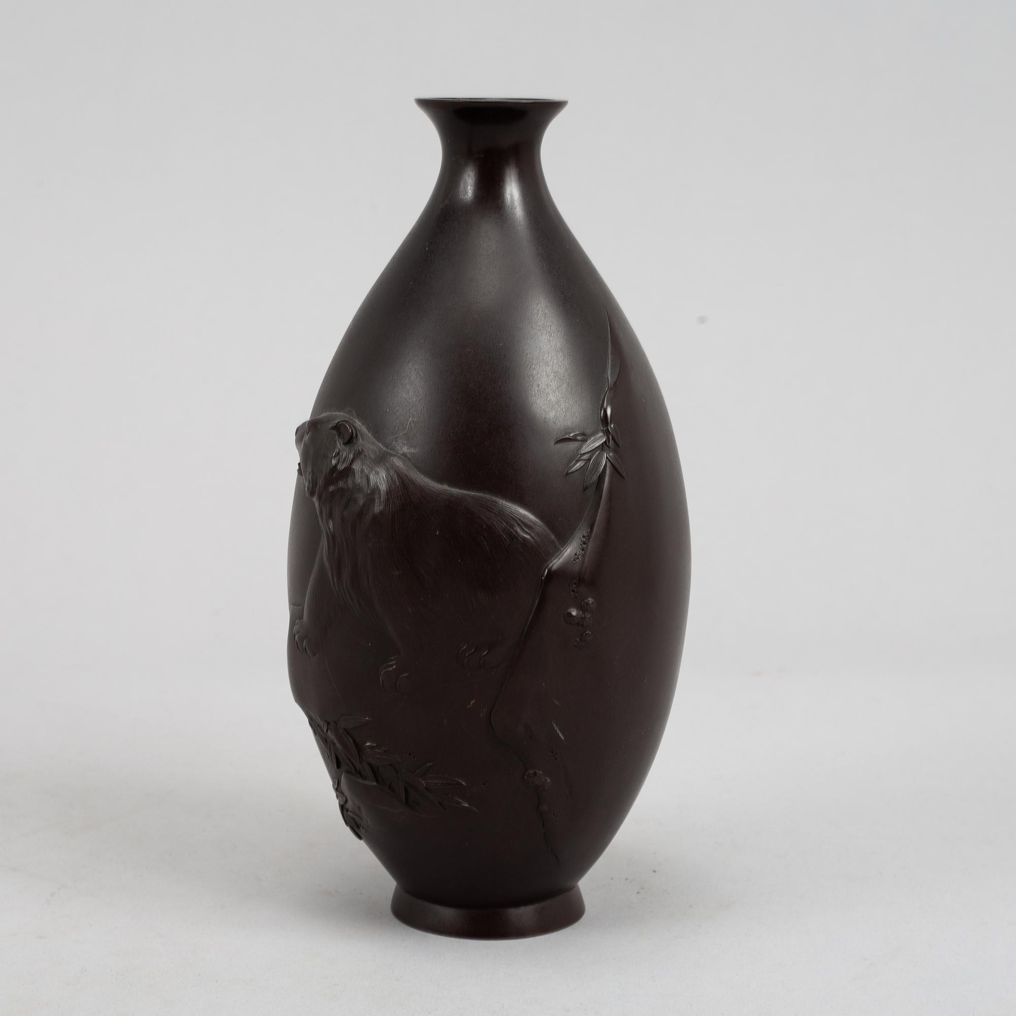 A pair of Japanse bronze vases, Meiji period (1868-1912).