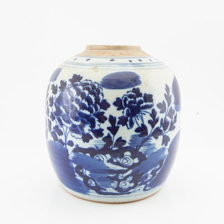 A Chinese blue and white jar, 20th century.