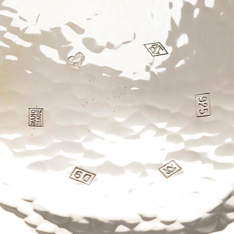 A. Tillander, skål, sterlingsilver och emalj. Helsingfors 2005.