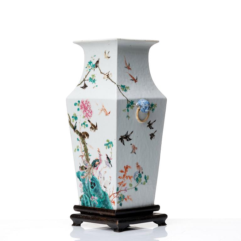 A famille rose vase, late Qing dynasty, circa 1900.