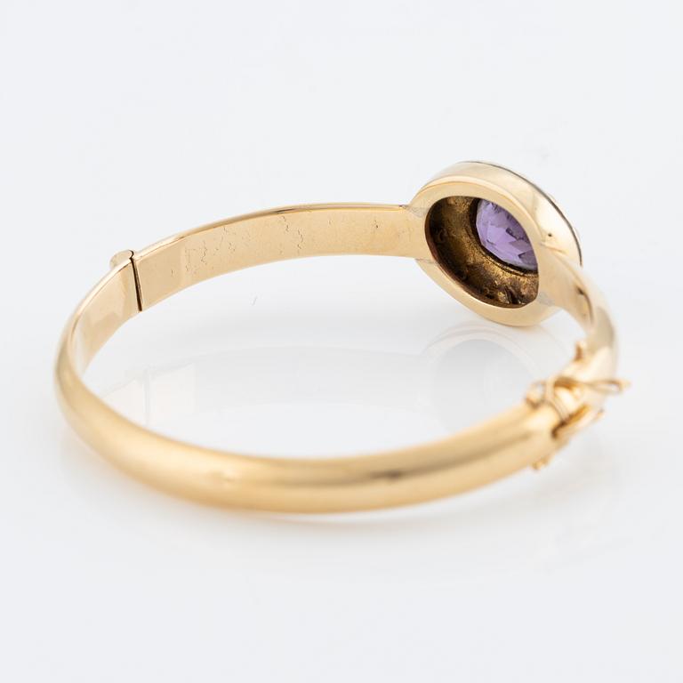 Armring, 18K gold with amethyst and pearls.