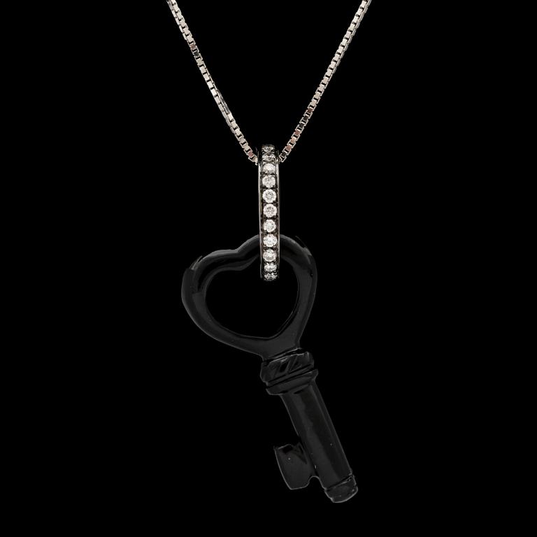 A black onyx key and briliant cut diamond pendant, tot. 0.22 cts.