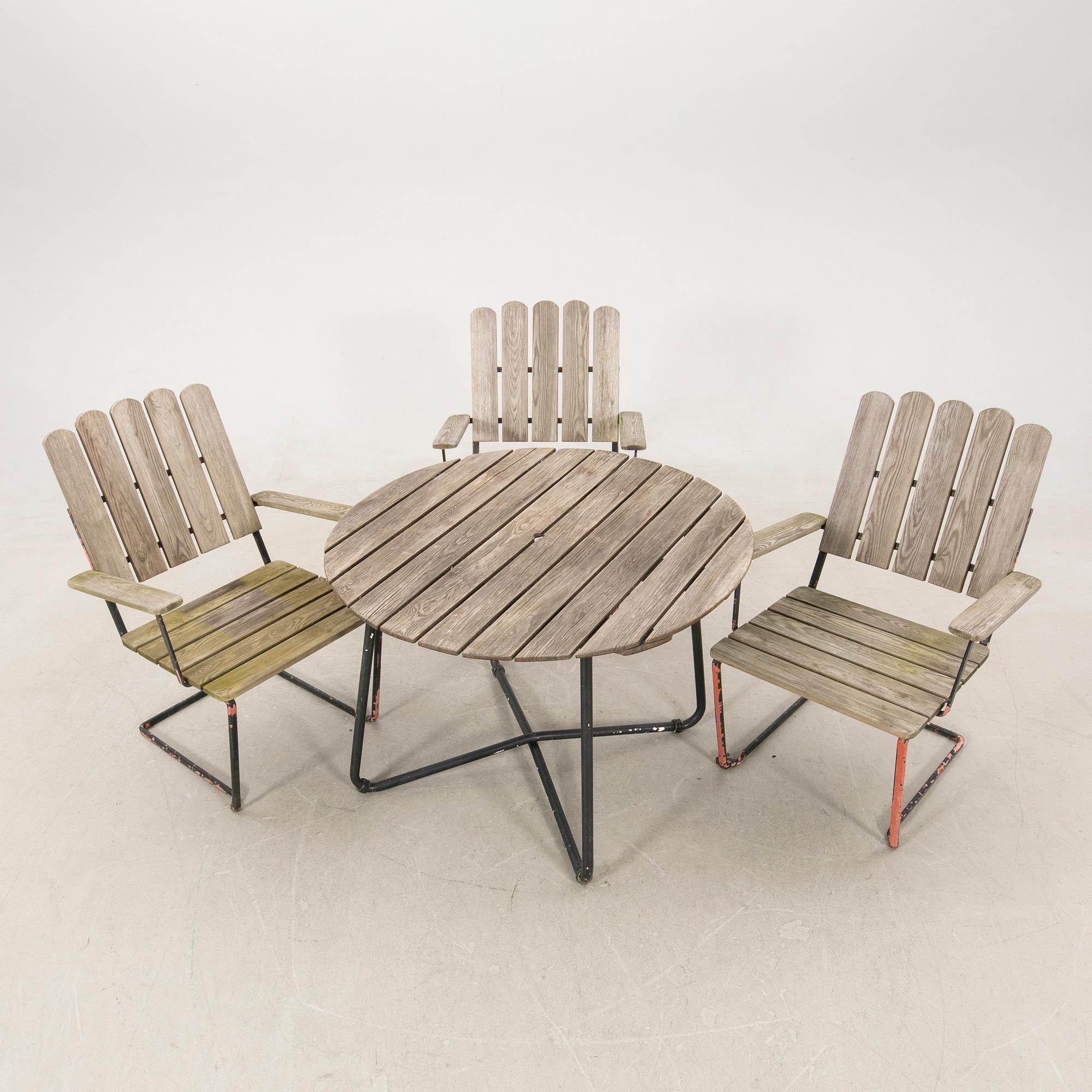 Arthur Lindqvist, Chairs "A2" 3 pcs, Grythyttan 20th century, along with accompanying table.