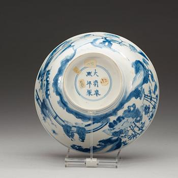 A blue and white bowl, Qing dynasty with Kangxi six character mark and period (1662-1722).