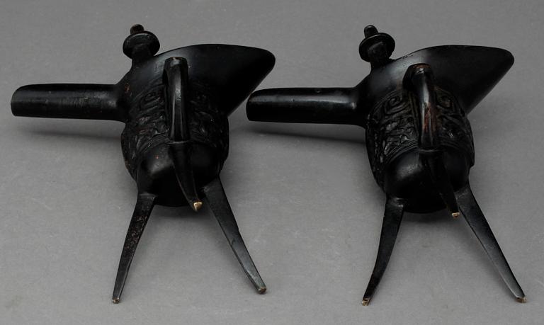 BÄGARE, ett par, brons, Kina 1800/1900-tal.