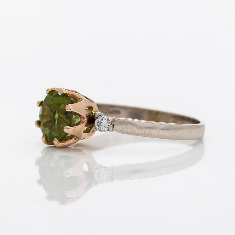 Ring, 14K gold, with a peridot and diamonds.