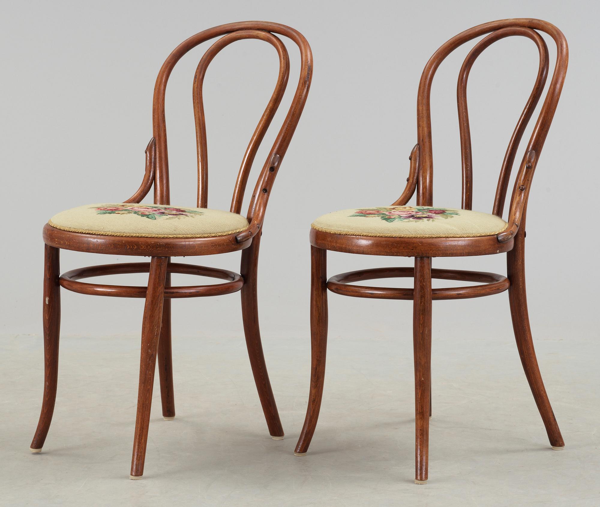 STOLAR, ett par, Thonet, etikettmärkta. omkring år 1900.