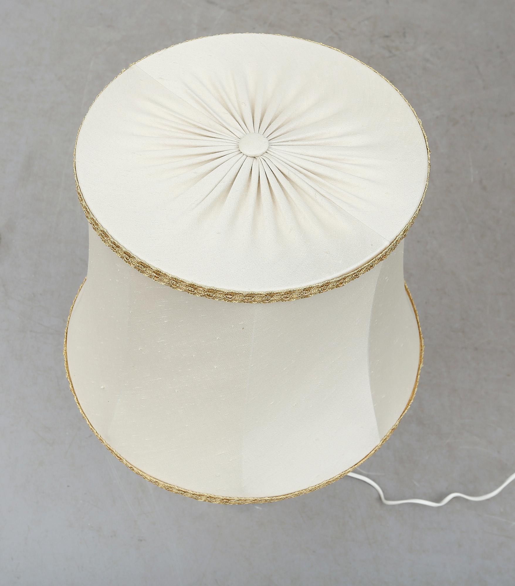 BORDSLAMPA, porslin och mässing, AB Stilarmaturer, Tranås, 1900-talets andra hälft.