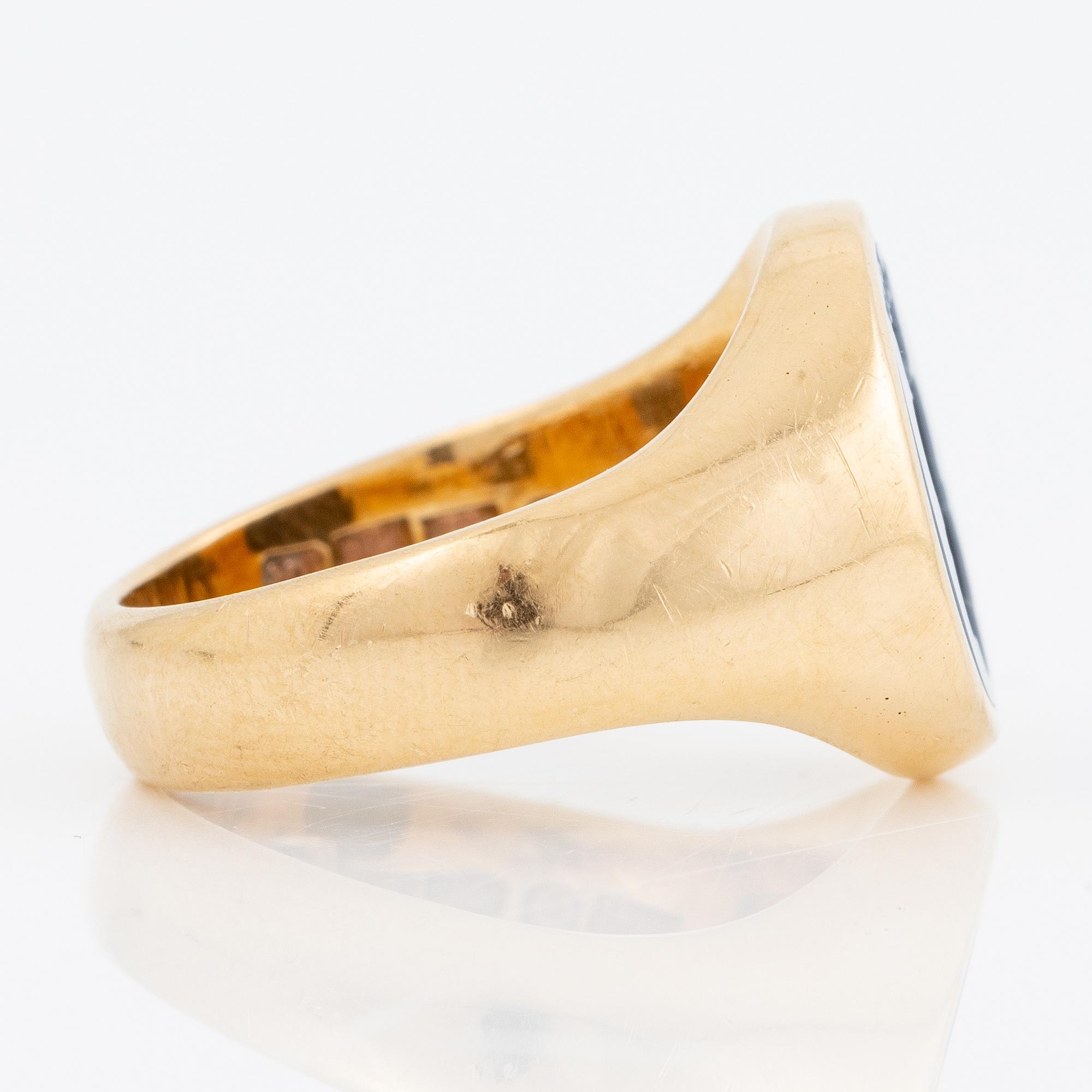 Signet ring 18K gold with agate.