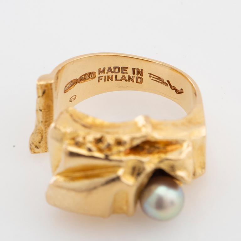Björn Weckström, Ring "Ukkoshelmi" 18K gold with a cultured pearl, Lapponia.