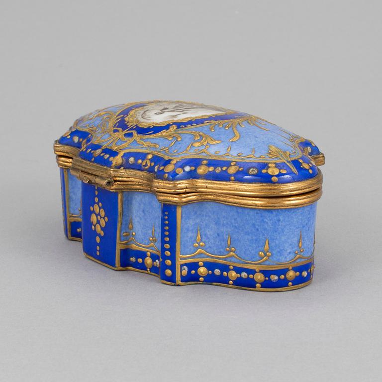 An early 20th century rococo style porcelain box with cover.