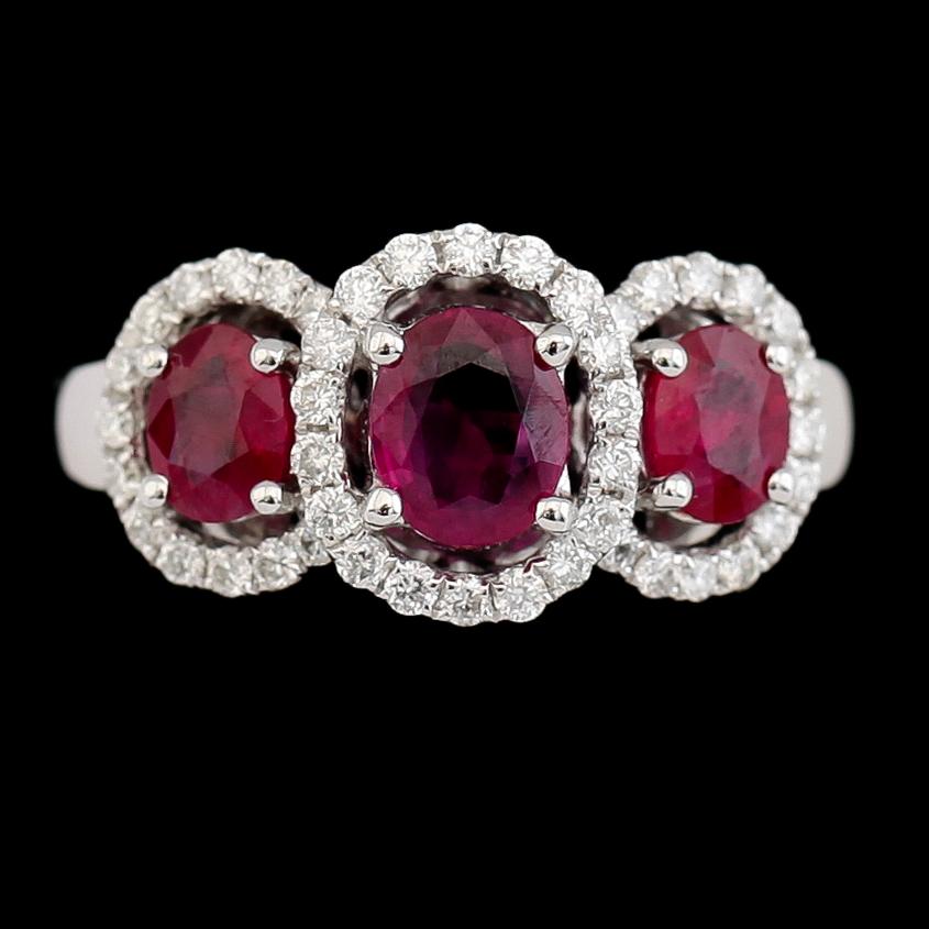 RING, 18 k vitguld, rubiner tot 1.37 ct, briljantslipade diamanter tot 0.45 ct. Vikt 6,3 g.