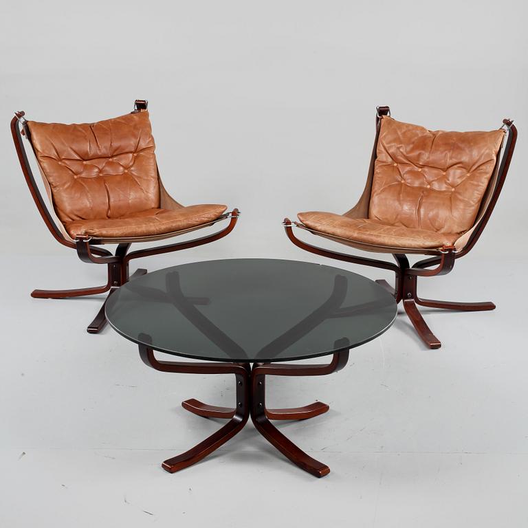 FÅTÖLJER, ett par, "Falcon chair", samt BORD, Sigurd Russel, Vatne möbler, Norge, 1970-tal.