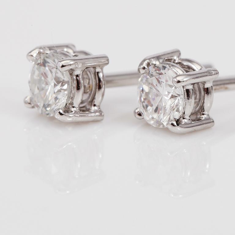 ÖRHÄNGEN, 1 par, solitära briljantslipade diamanter totalt ca 0.40 ct.