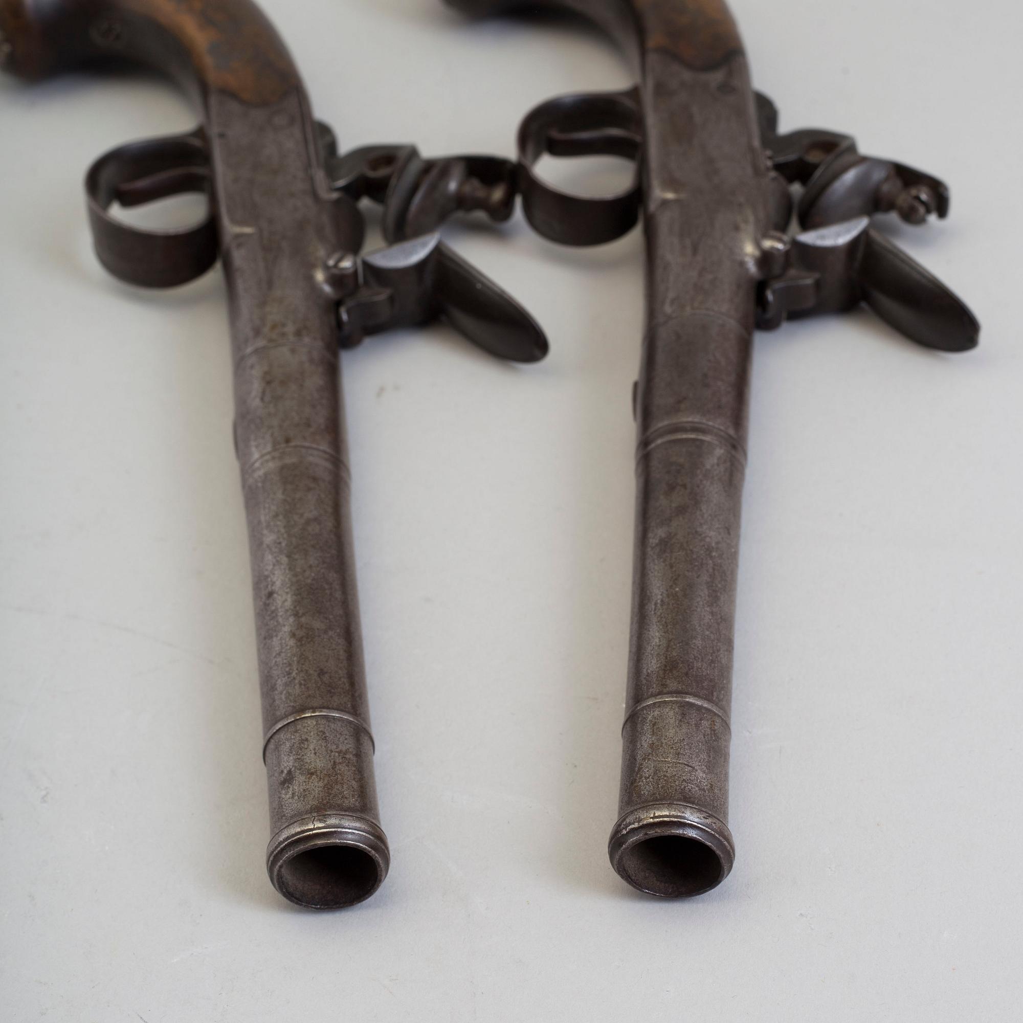 FLINTLÅSPISTOLER, 1 par, brittiska, av Queen Anne-typ, signerade Barker, 1700-talets andra hälft.