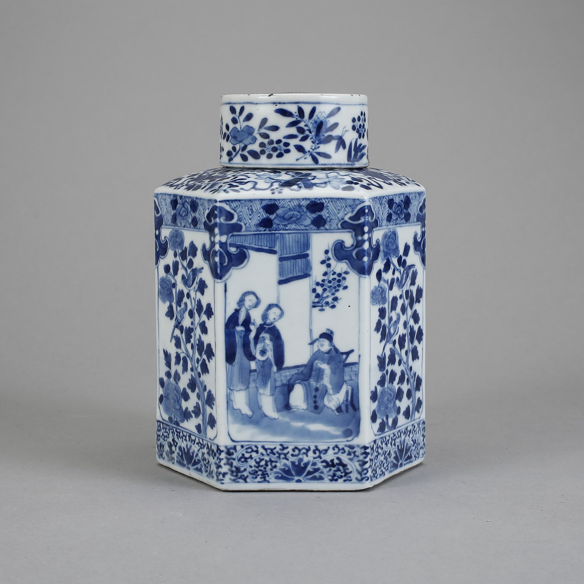 BURK MED LOCK. Porslin, Kina, 1900-tal.