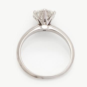 Ring, solitär, platina med briljantslipad diamant.
