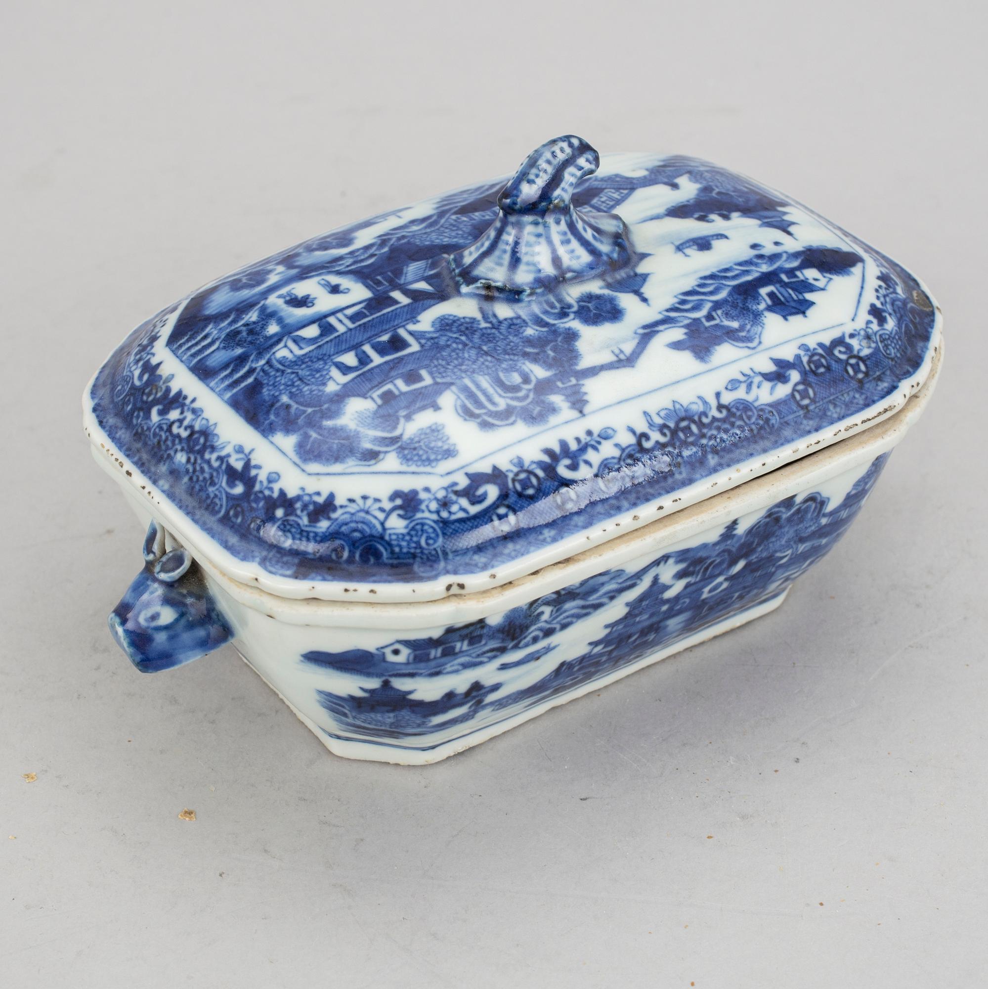 SMÖRTERRIN, porslin, Qingdynastin, Qianlong (1736-95).