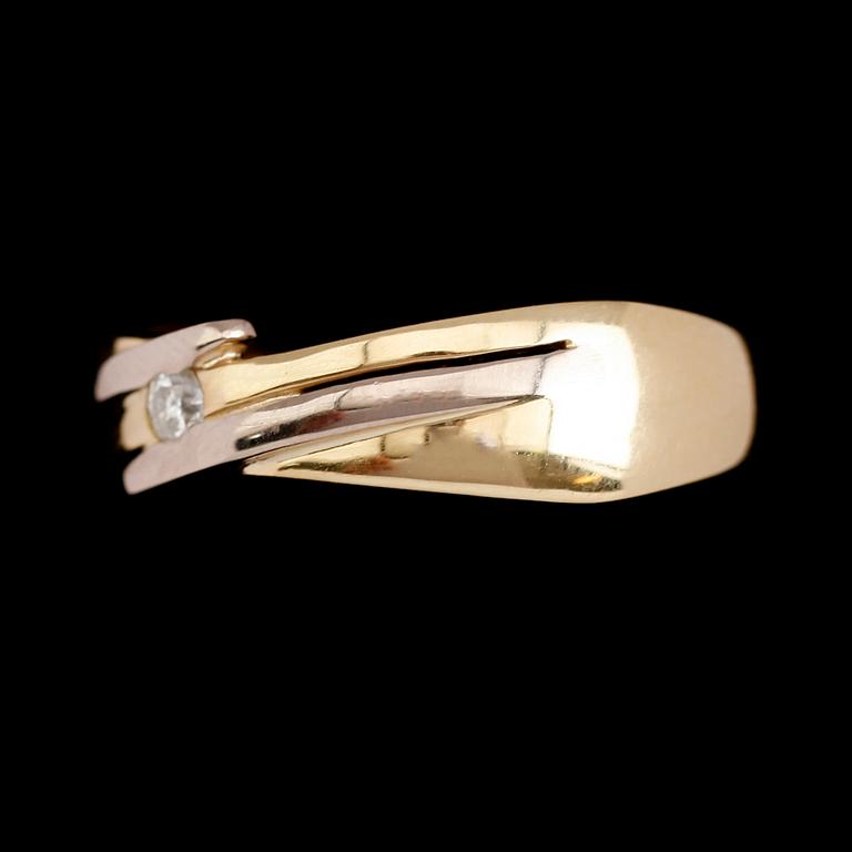 RING, 18 k guld och briljantslipad diamant 0.07 ct enligt gravyr. Total vikt ca 6 g.