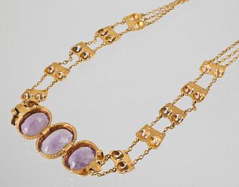 COLLIER, 18K guld med 3 ovalslipade ametister, kattfotstämplat. Vikt 27,4 gram.