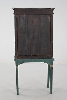 VITRINSKÅP, 1900-talets första hälft.