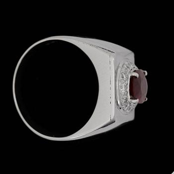 RING, 18k vitguld med fasettslipad rubin, 2.24 ct och briliantslipade diamanter totalt 0.49 ct. Vikt 12 g.