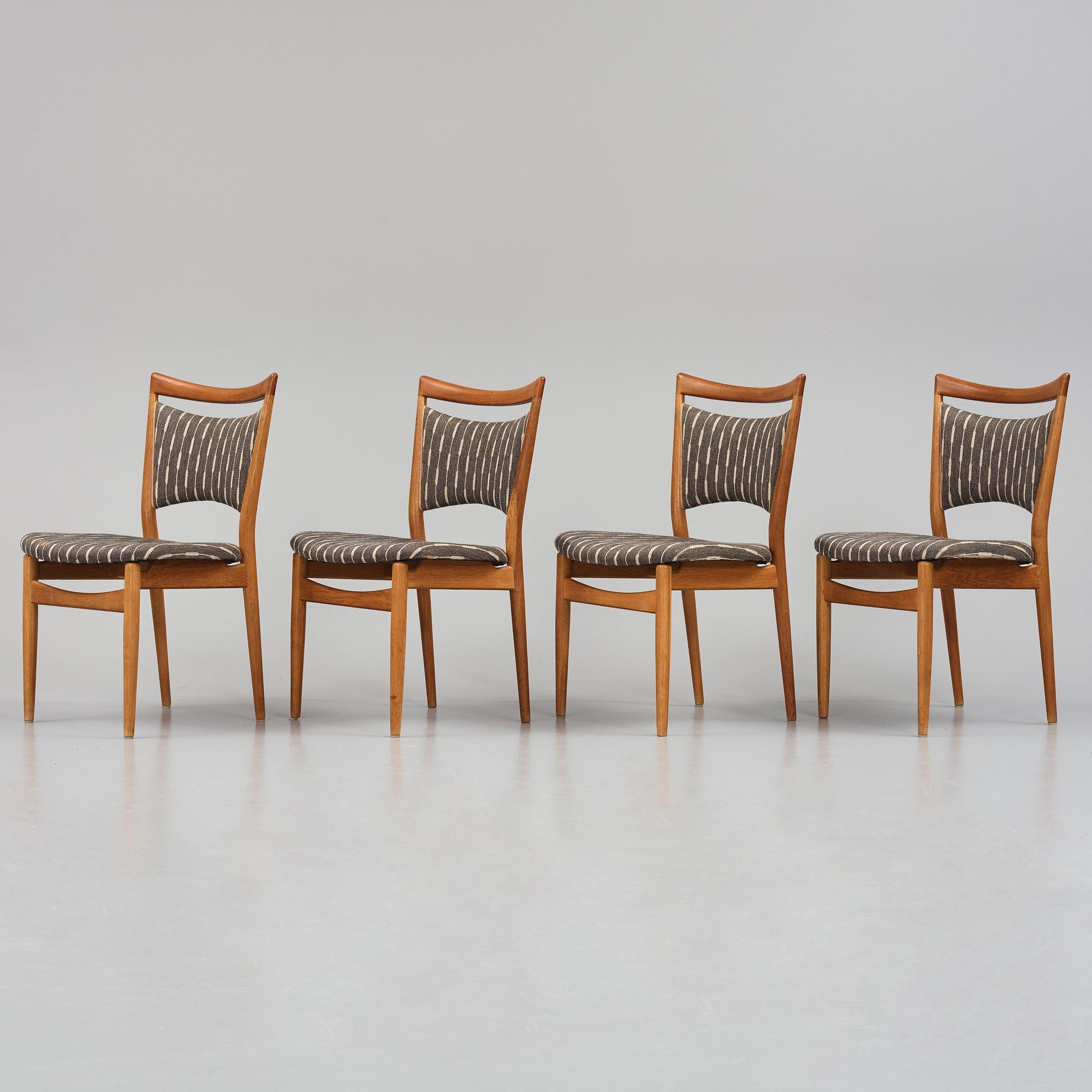 Finn Juhl, a set of 4 'SW86' + 1 oak chairs, Søren Willadsen, Denmark.