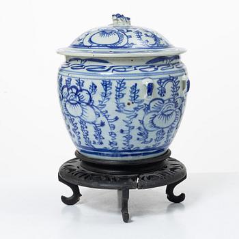 A blue and white food container, late Qing dynasty, circa 1900.