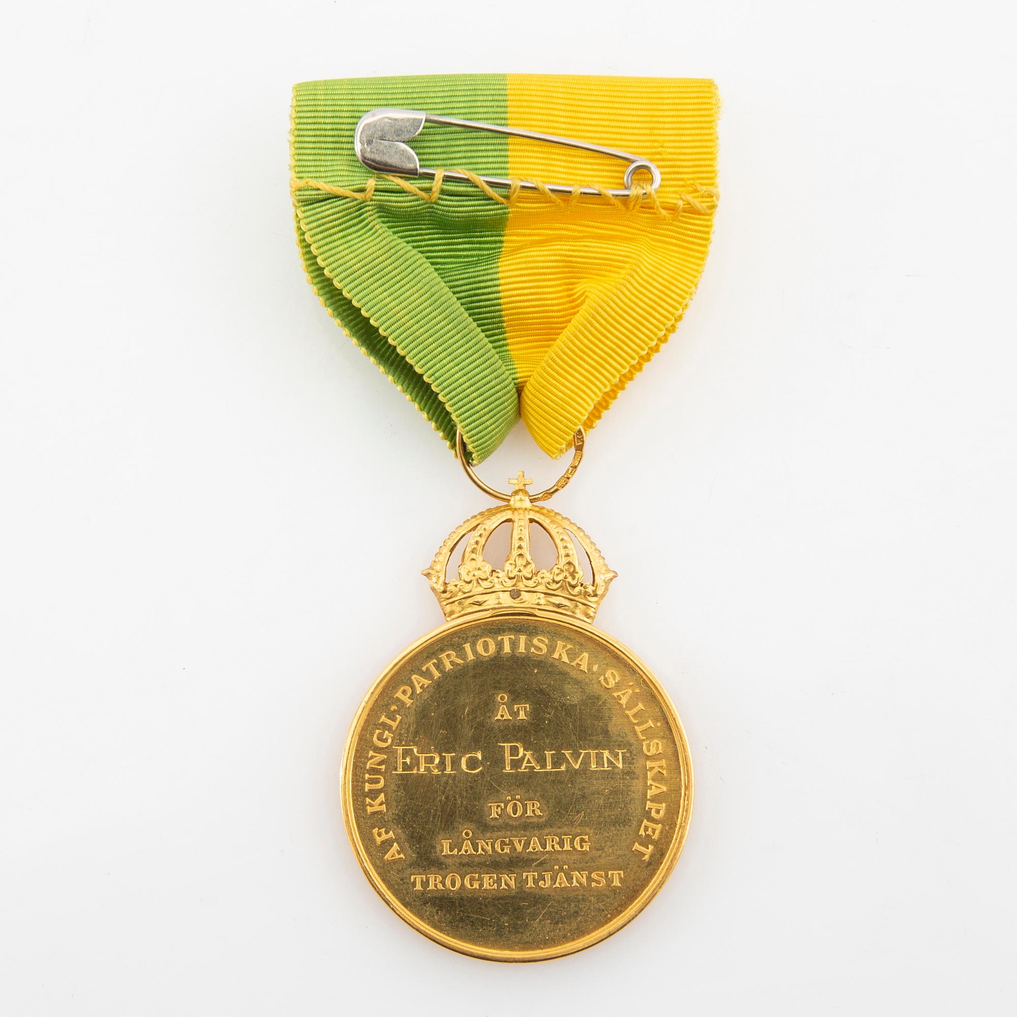 Gustav VI Adolf, medal in gold, Royal Patriotic Society, with case, 1955.