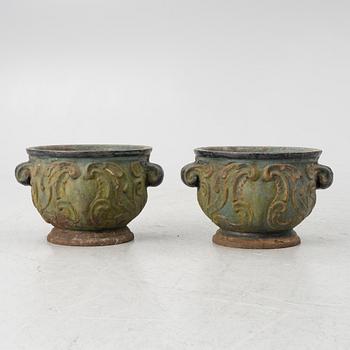 A pair of cast iron garden urns, 'Barockurnan', Näfveqvarns Bruk, Sweden, 20th Century.
