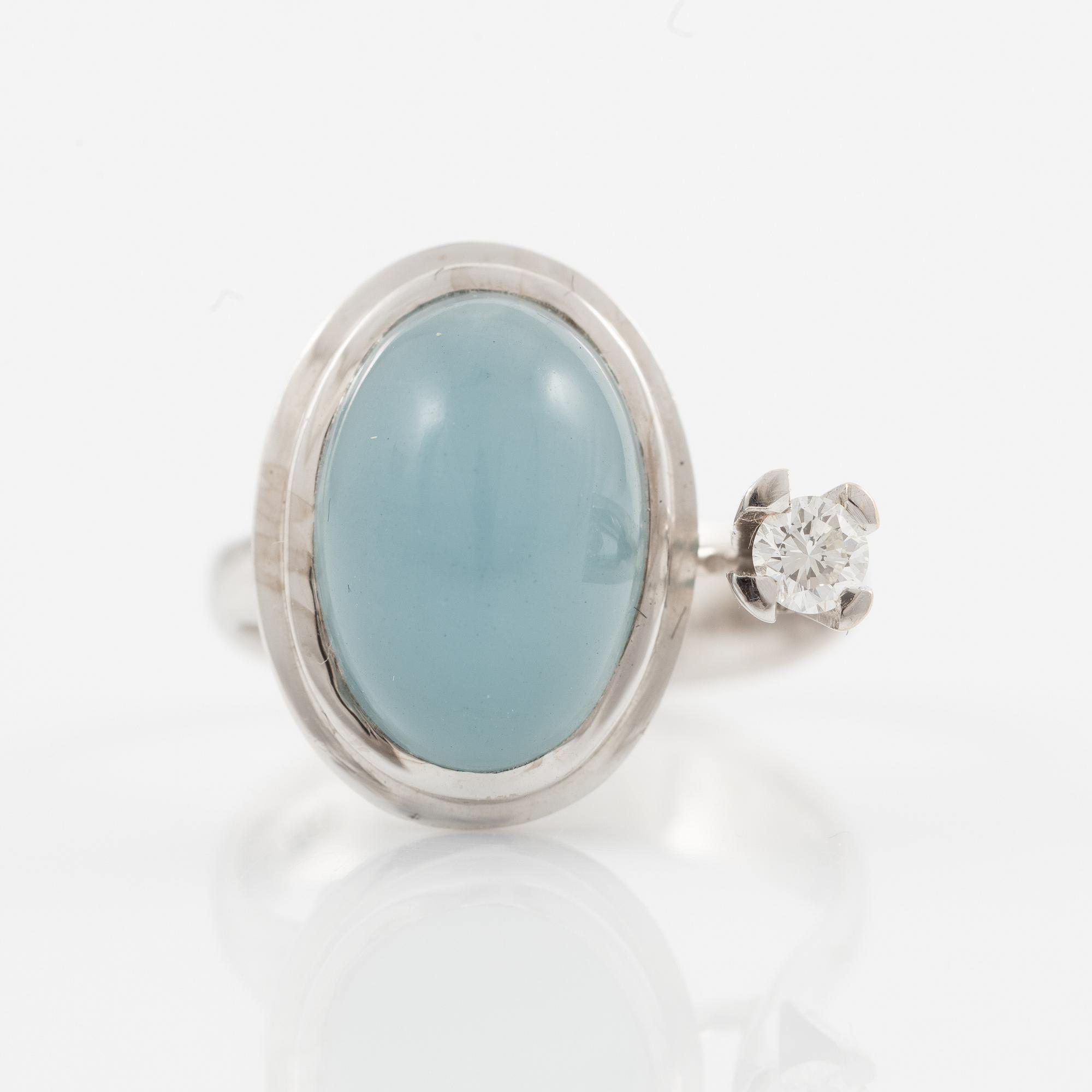 Ole Lynggaard ring 18K white gold with a cabochon-cut aquamarine and a round brilliant-cut diamond.